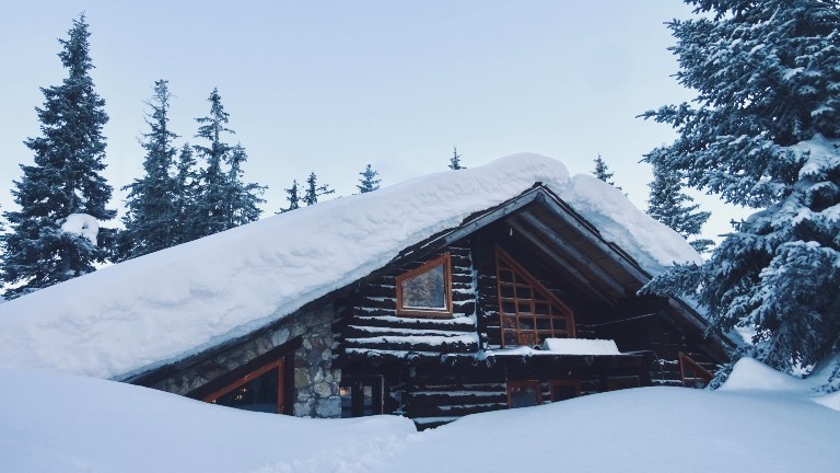 Die Blockhütte auf 2000 Metern Höhe im Dinarischen Gebirge im Kosovo.