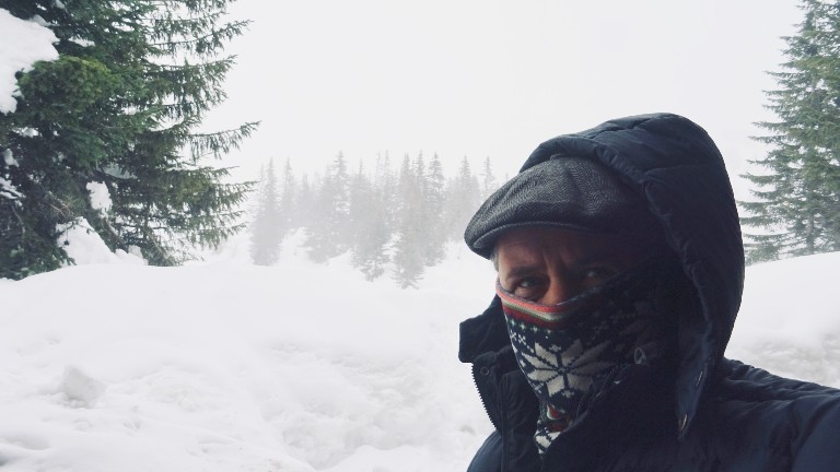 Jörg Martin Dauscher ist unterwegs in den schneebedeckten Bergen.