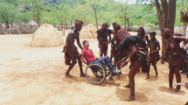 Heike im Rollstuhl bei afrikanischen Ureinwohnern