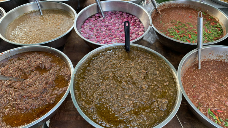 Schüsseln mit Spezialitäten: Pasten und rosa Böhnchnen: