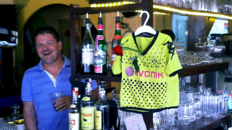 Der Ex-NPD-Chef Holger Apfel steht in seiner Kneipe auf Mallorca.