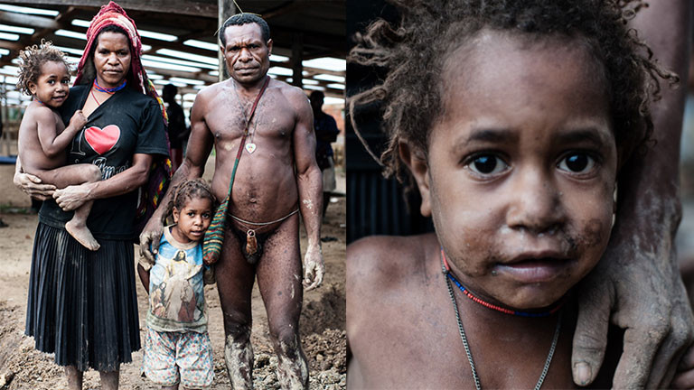 Eine Familie in West-Papua.