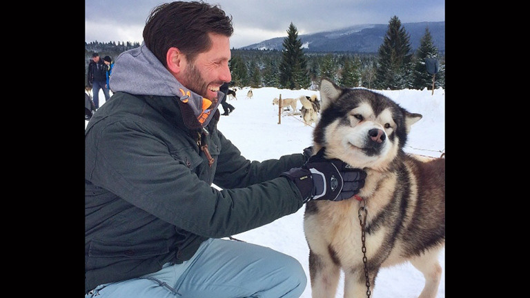 ARD-Korrespondent Till Rüger mit einem Malamut-Schlittenhund.