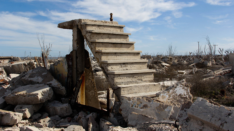 Ein Torbogen in Epecuén