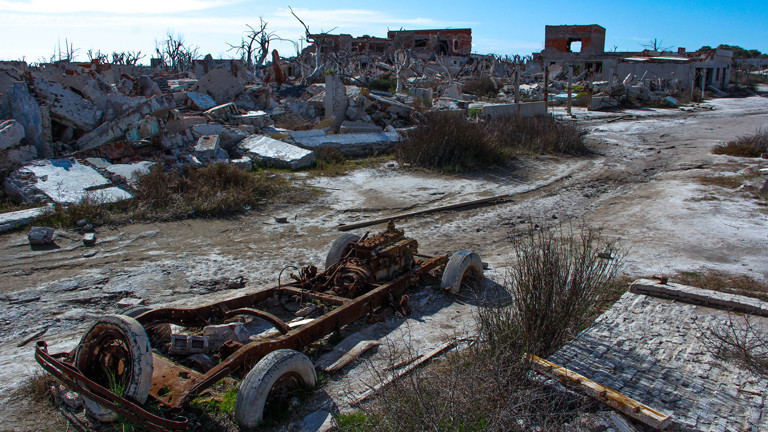 Ein verrostetes Auto in Epecuén