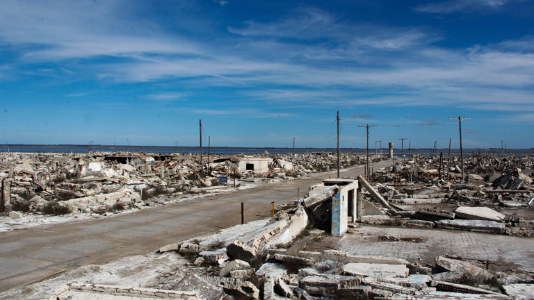Eine Straße in Epecuén. Im Hintergrund der Salzsee.