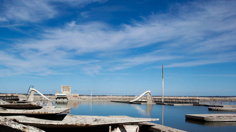 Ein verfallenes Schwimmbad in Epecuén.