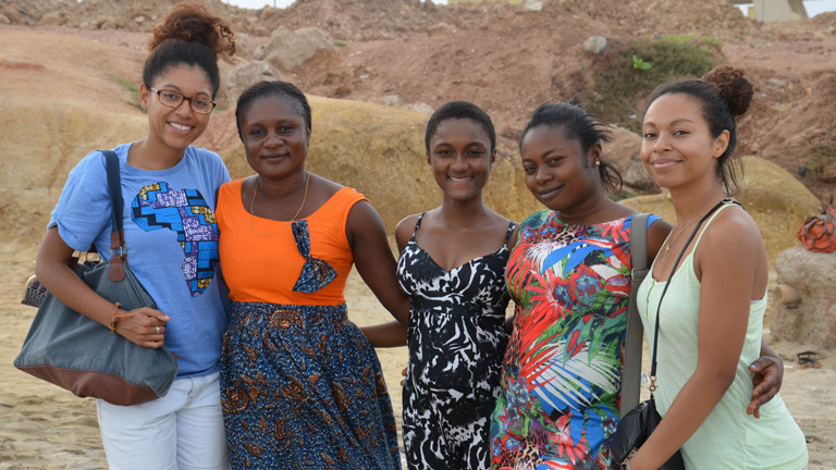Esther und Schwester lernen erstmals Verwandte in Ghana kennen.