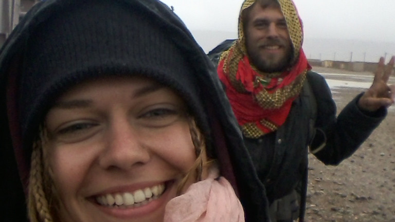 Benjamin Nerding mit seiner Freundin in Mauretanien im November 2015. Trainhopping mit dem laengsten Zug (Eisentransportzug)der Welt von Nouadhibou nach Choum.