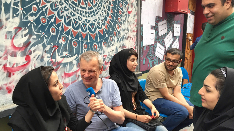Christian Schillmöller interviewt Studenten der Filmhochschule in Teheran.