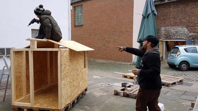Freiwillige helfen bei der Initiative Little Home Köln mit Häuschen für Obdachlose zu bauen.