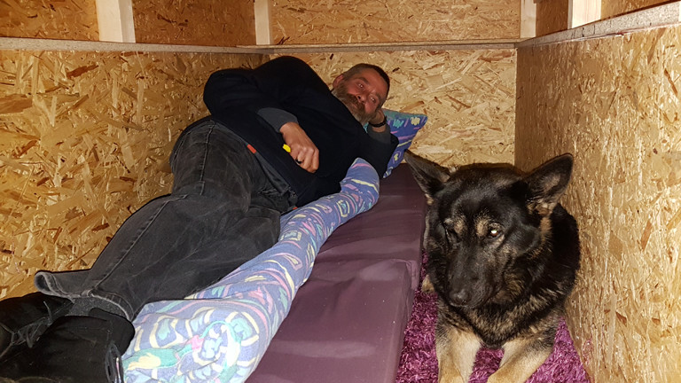 Ein Obdachloser findet mit seinem Hund ein neues Zuhause im Little Home.