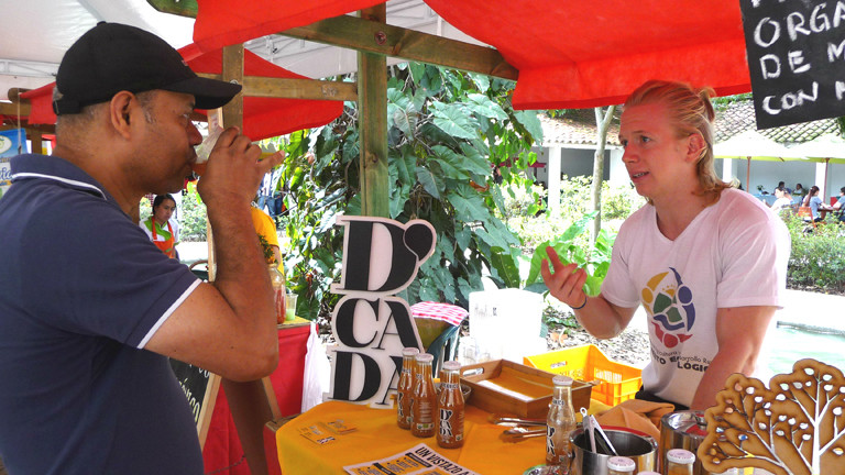 Mitgründer Konstantin Jessen bei einer D’Cada-Verkostung auf dem "Grünen Markt" in Medellín.