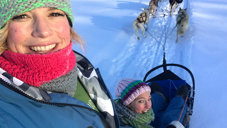 Team "Drift Chicks" bei einer Schlittenhund-Tour.
