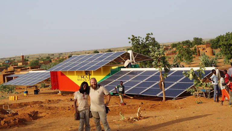 Torsten Schreiber nach dem der Solar-Strom-Container oder Solartainer von Africa Greentec aufgebaut ist..