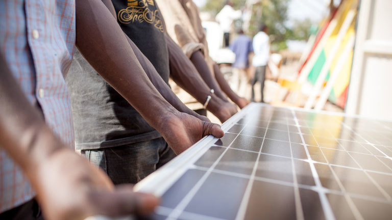 Aufbau des Solar-Strom-Containers oder Solartainer von Africa Greentec
