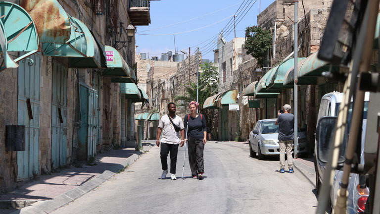 Das niederländische Paar Lotte van Heesewijk und Gicuki Rugoiyo in Hebron