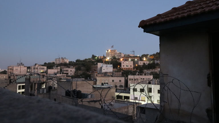 Blick vom Dach auf die israelische Siedlung Mitten in Hebron