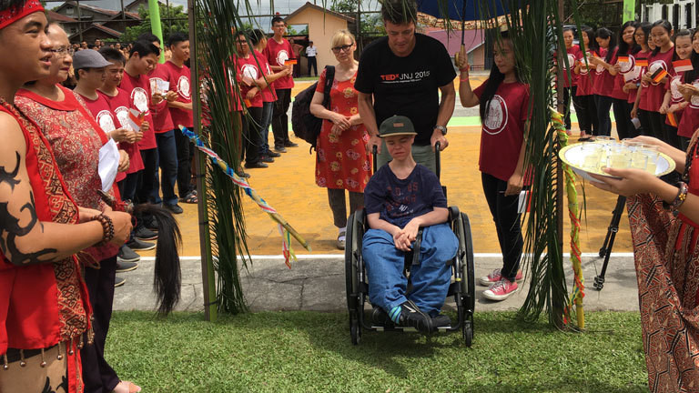 Benni Over wird mit einer Zeremonie in der Panca Setya Highschool auf Borneo empfangen.