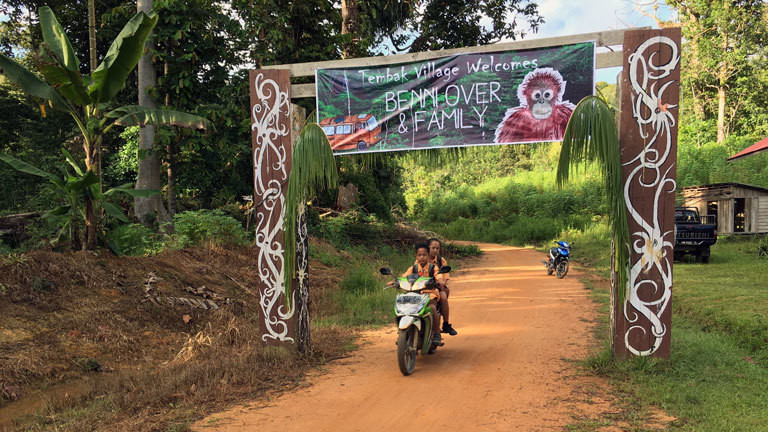 In Temback haben Einheimische ein Welcome-Plakat über die Hauptstraße gespannt.