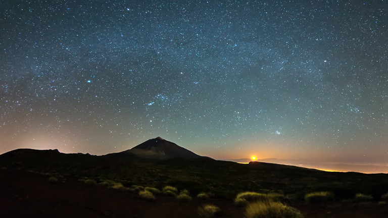 Der Mond geht neben dem Pico del Teide auf Teneriffa unter.