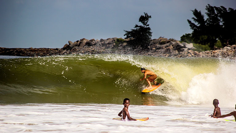 Surfer an der Küste vor Nigeria.