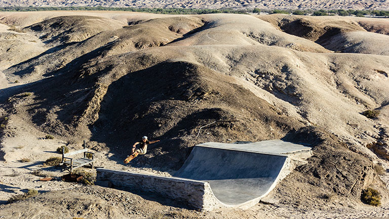 In Namibia steht scheinbar in der Wüste eine Skaterrampe.