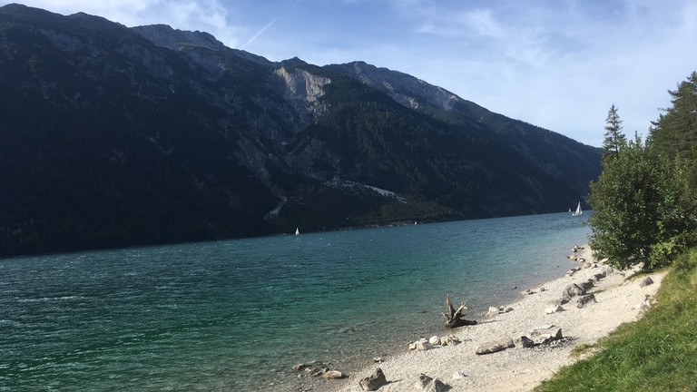 Anna Aufschlager in vor den Alpen bei Innsbruck