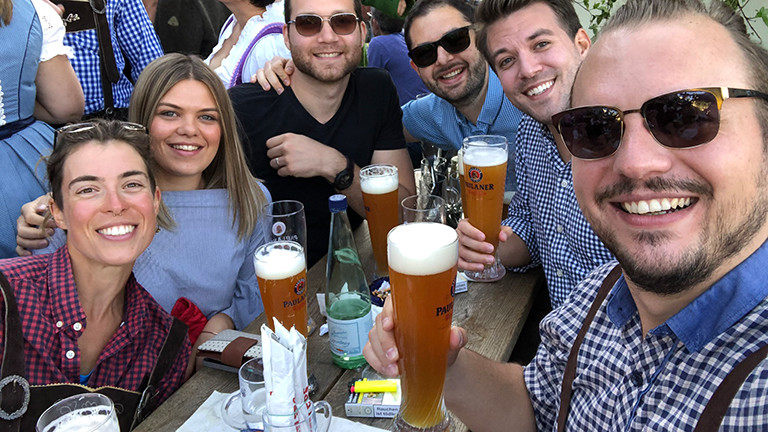 Anna Aufschlager mit Fanni, Petar, Billy Grand und Nikola beim Oktoberfest.