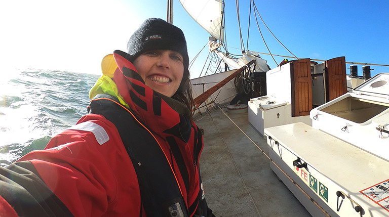 Peggy Engelmann segelt auf dem Segelschiff Avontuur mit.