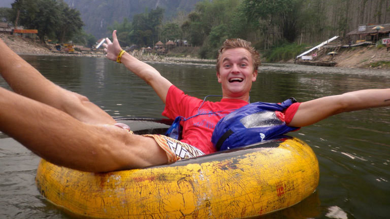 In Vang Vieng mit dem Schlauch auf dem Fluss treiben.
