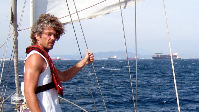Timo Peters auf einem Segelboot.