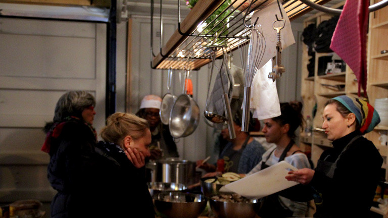 Frauen Kochen im Container von kitchen on the run.