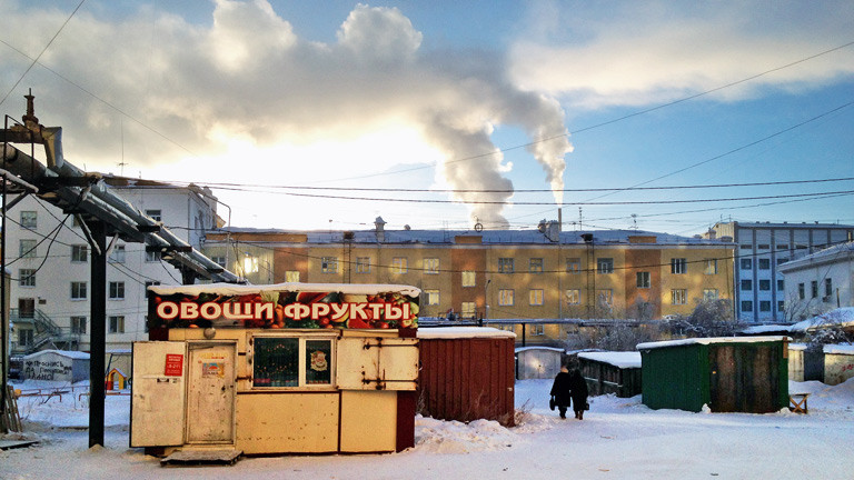 Schneelandschaft und Plattenbau in Russland