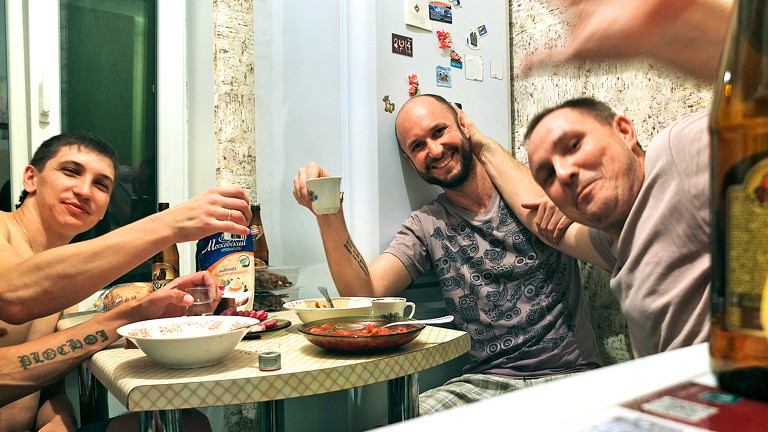Fredy Gareis trinkt mit Freunden in Russland.