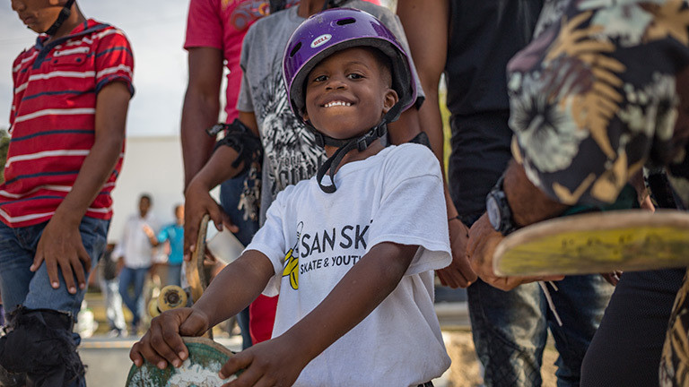 Kind mit Skateboard in der Dominikanischen Republik