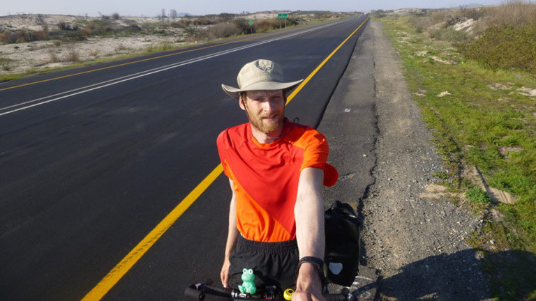 Daniel Kassner auf seinem Fahrrad in Afrika