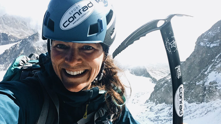 Ana Zirner mit Helm und Eispickel