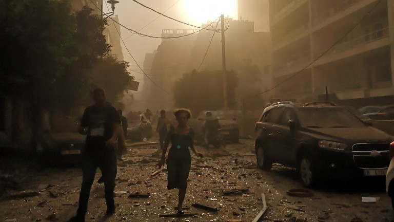 Eine Frau läuft in Beirut über die Straße.