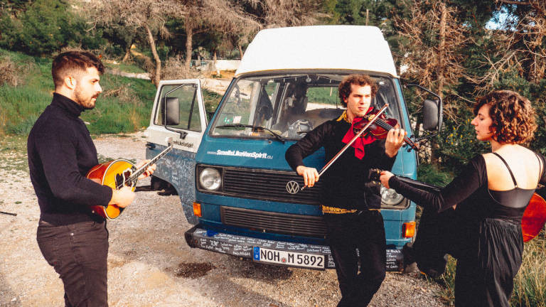 Musiker vor dem VW-Bus von Marten Berger