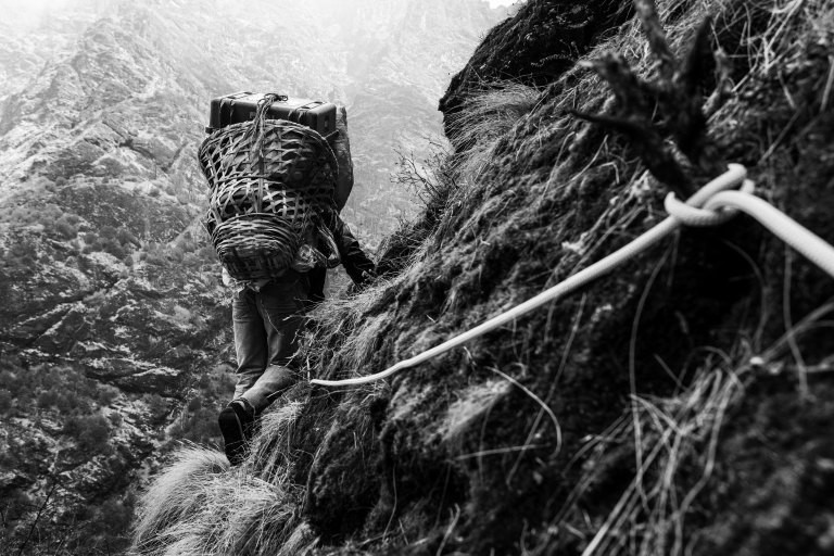 Ein Bergsteiger in einer Felswand