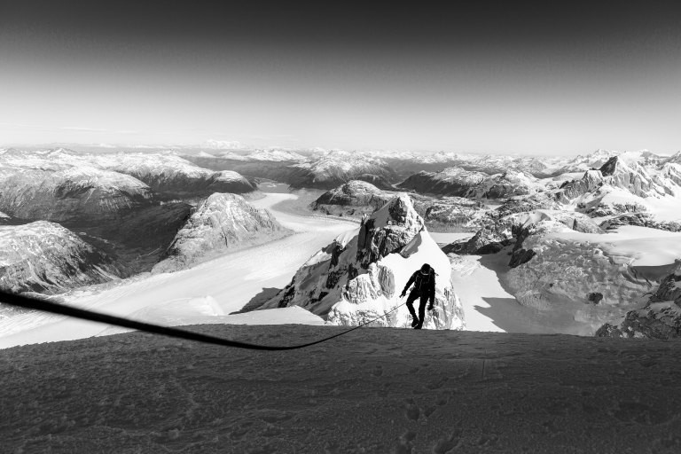 Ein Bergsteiger auf einem Gletscher