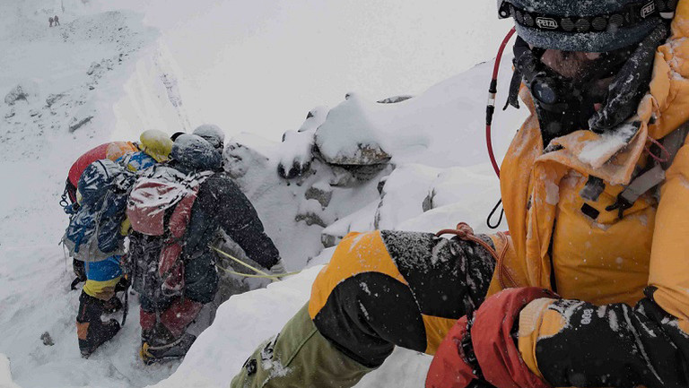 Julia Schultz auf dem Weg zum Mount Everest, durch Eis und Schnee.