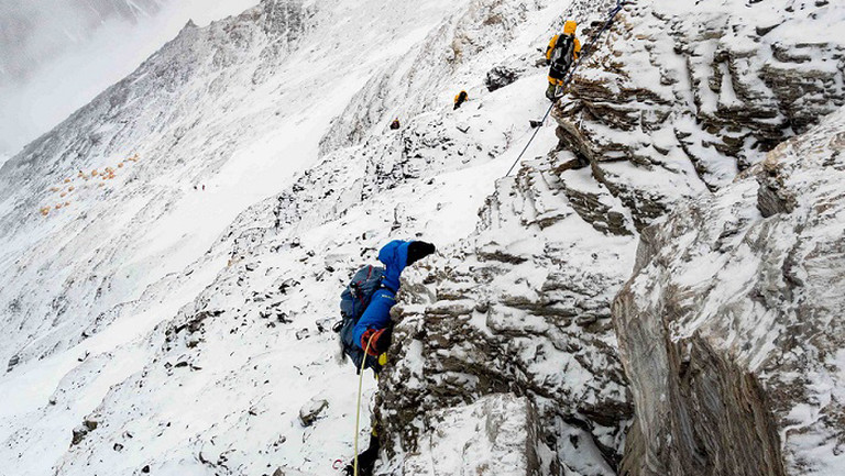 Angeseilt die Felsen hochklettern, Julia Schultz auf dem Weg zum Mount Everest.