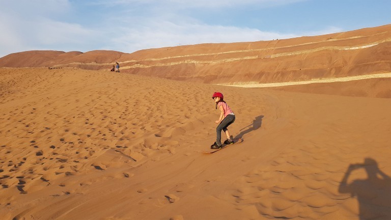 Beim Sandboarding in der Atacama-Wüste