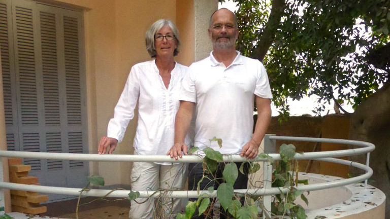 Karin Streicher und Markus Schildhauer vor dem Seemannsheim in Alexandria.