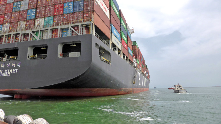 Markus Schildhauer betreut die Besatzung eines Containerschiffs auf dem Suezkanal.