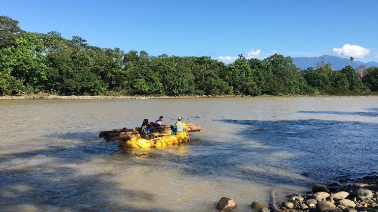 Raftingtour auf einem Fluss in Ecuador