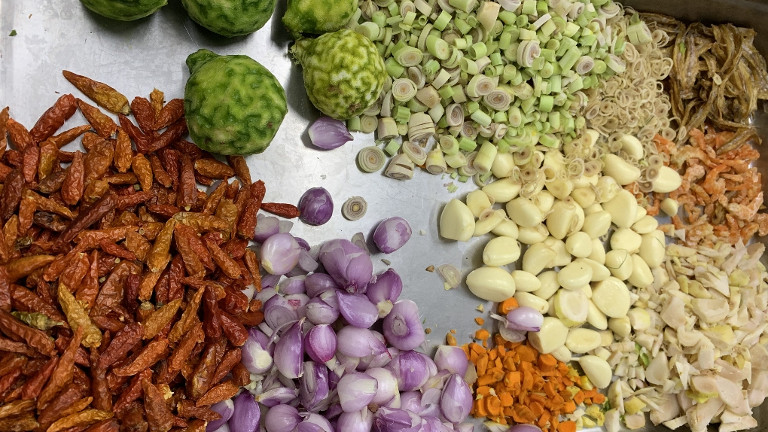 Geschnibbelt und geschält: zum Kochen vorbereitetes Gemüse