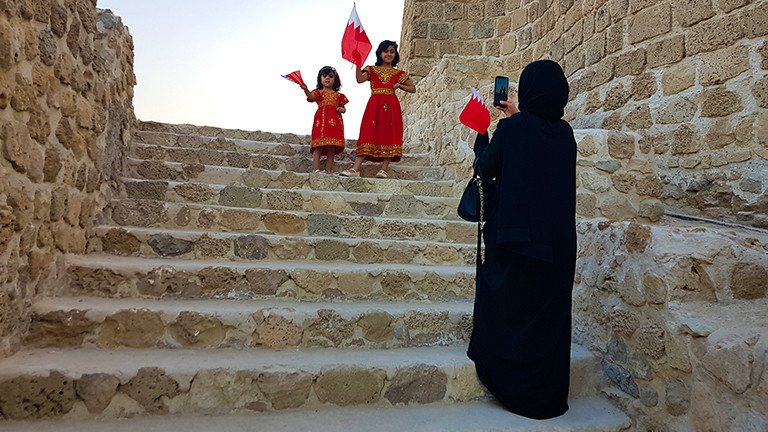 Fähnenschnwenken am Nationalfeiertag in Bahrain